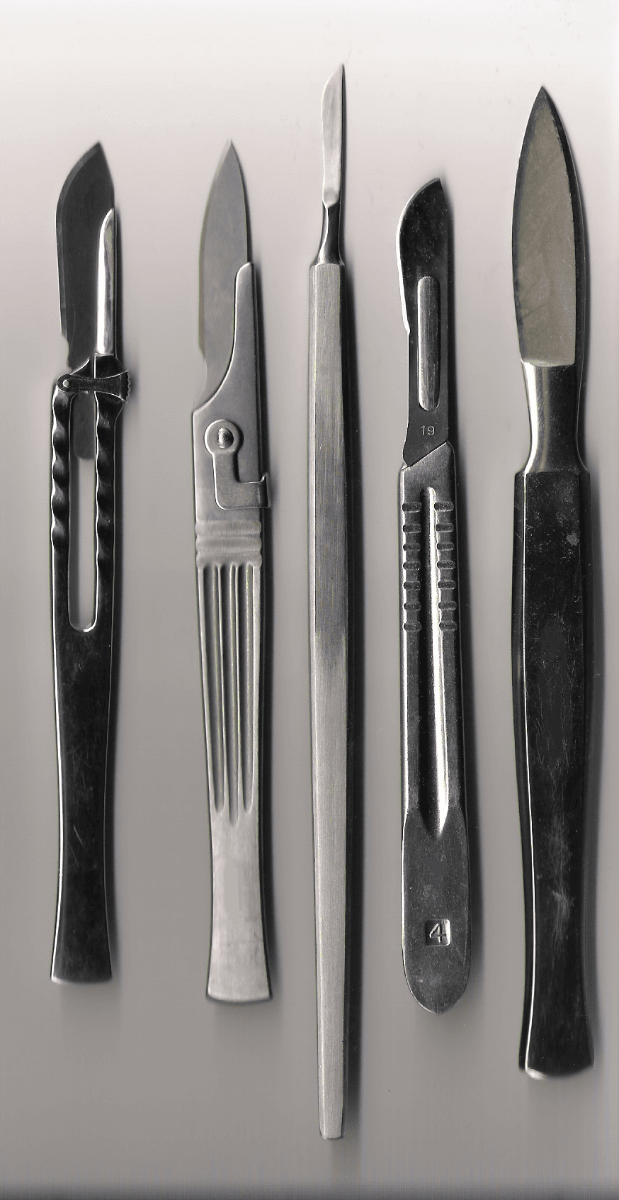Differents types de scalpels et instruments chirurgicaux